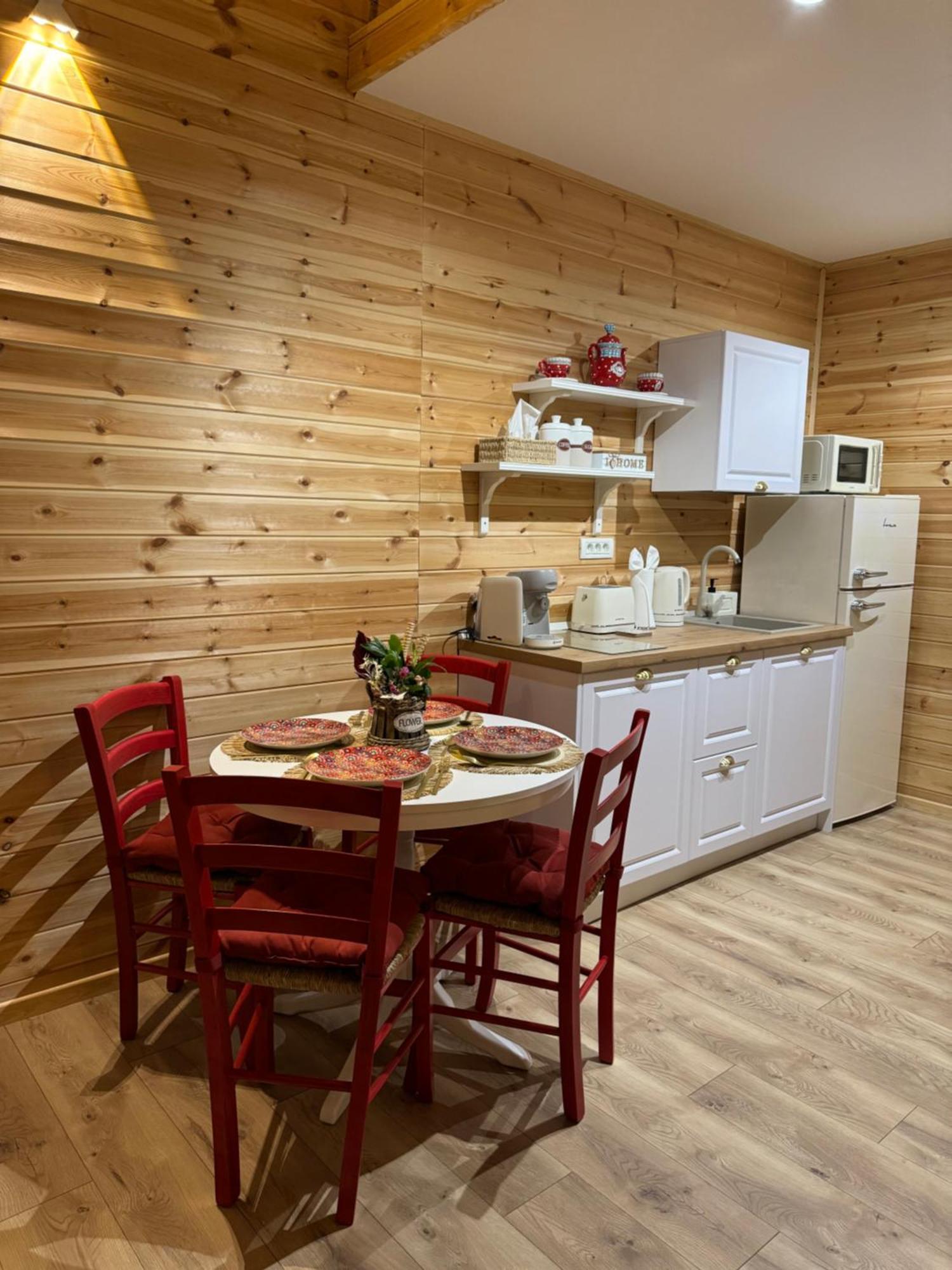 Suspended Tiny House Drumu Carului